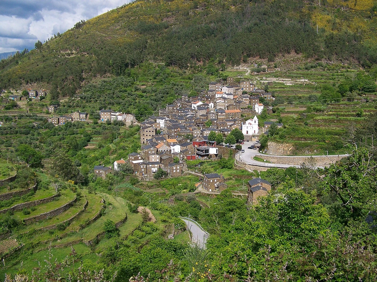 Traditionelle Schieferhäuser in den Aldeias do Xisto, Portugal